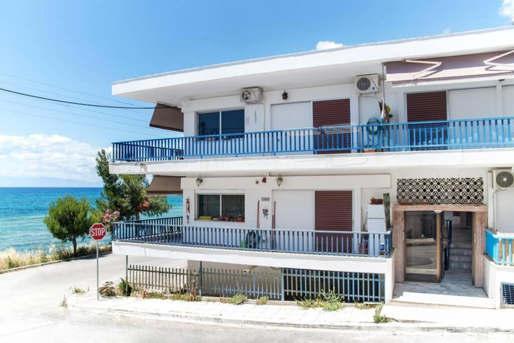Seafront 2 Bedrooms Apartment Неа-Ираклия Экстерьер фото